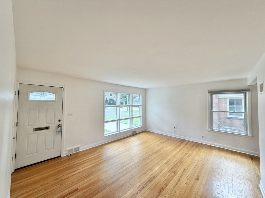 5816 W Greenleaf Avenue - Photo 3