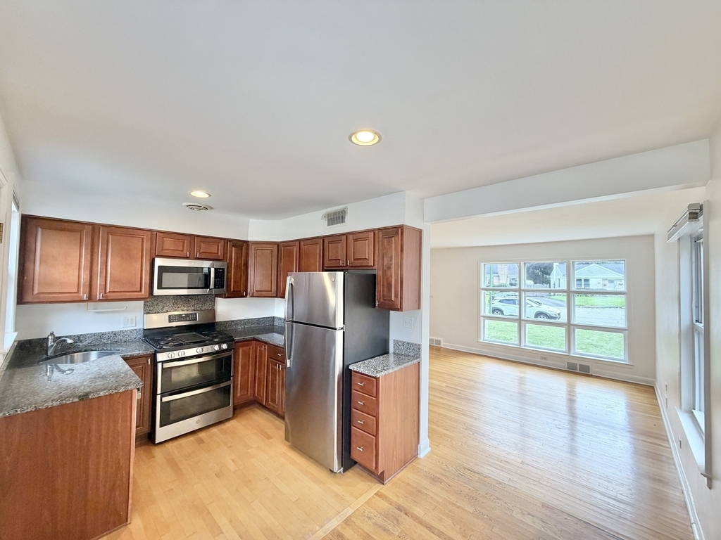 5816 W Greenleaf Avenue - Photo 5