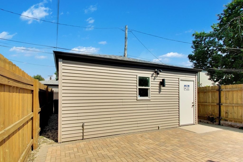 700 E 46th Street - Photo 38