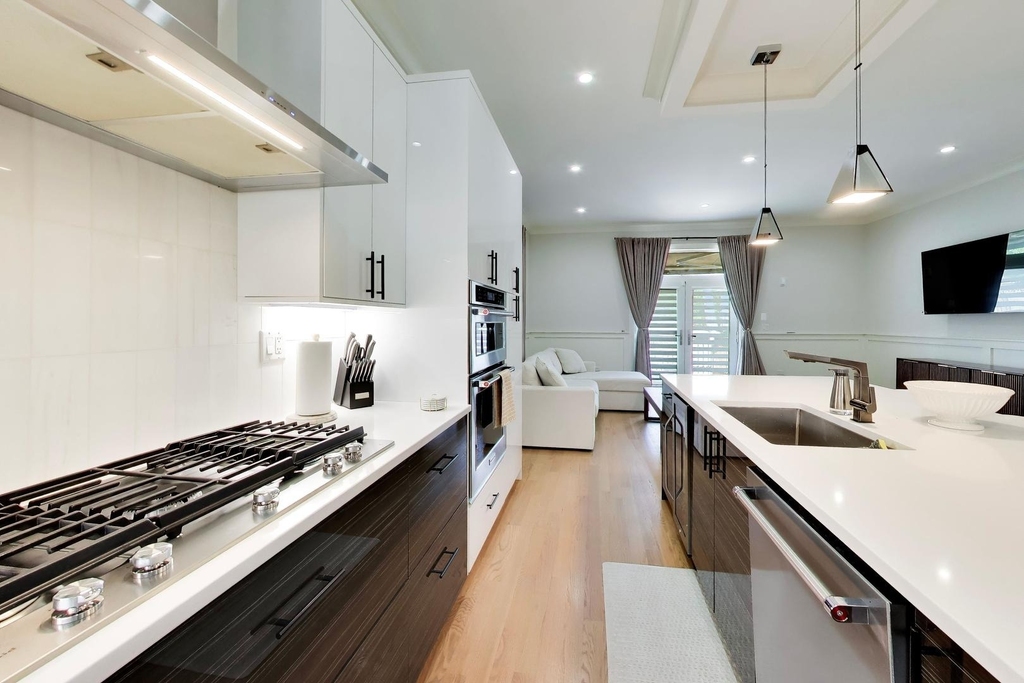 700 E 46th Street - Photo 10