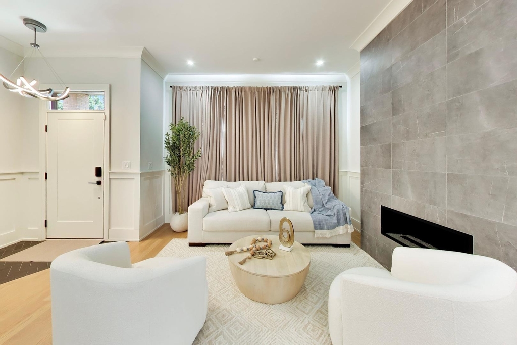 700 E 46th Street - Photo 4