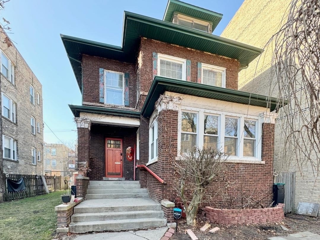 7626 N Greenview Avenue - Photo 0