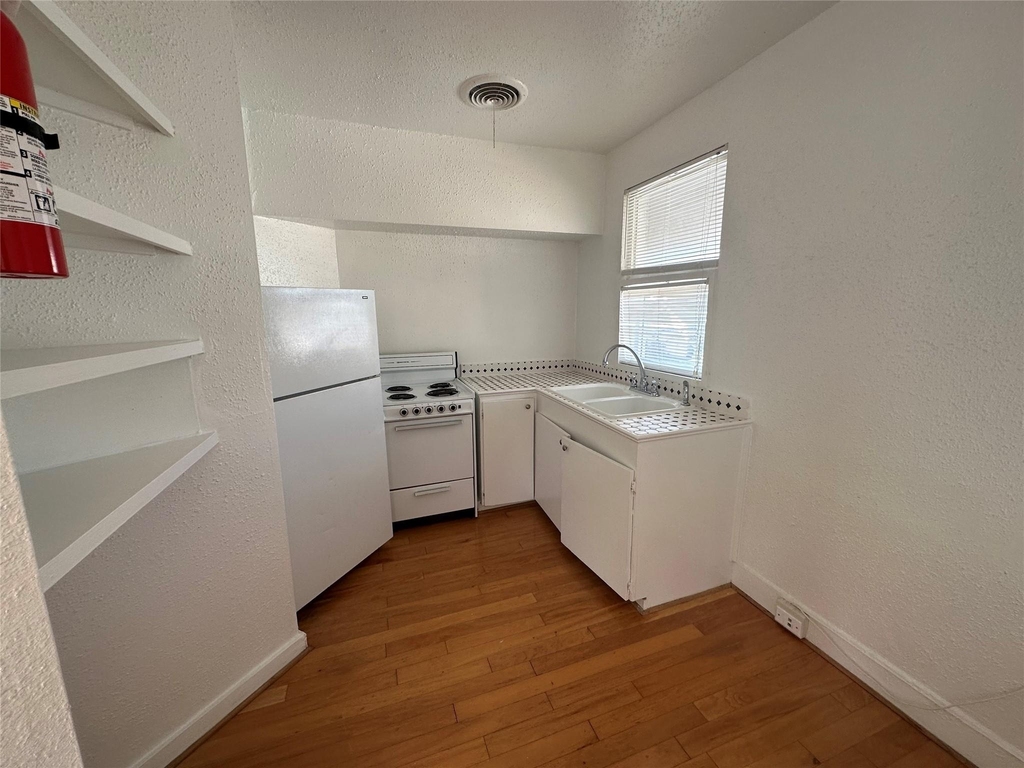 1601 Francis Street - Photo 3