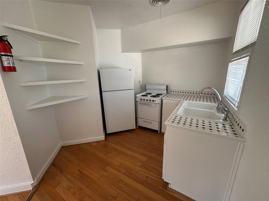 1601 Francis Street - Photo 2