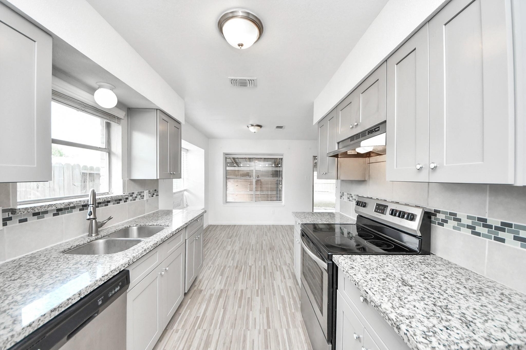 7410 La Place Drive - Photo 17