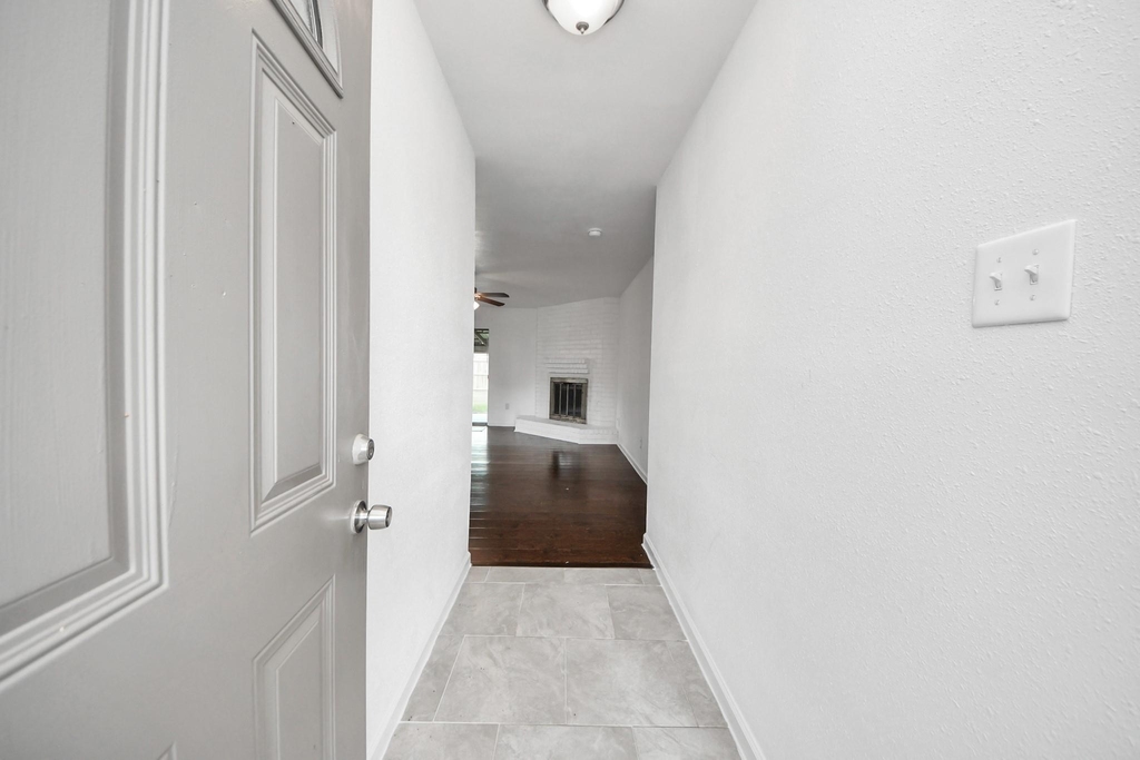 7410 La Place Drive - Photo 5
