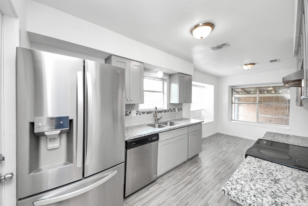 7410 La Place Drive - Photo 16