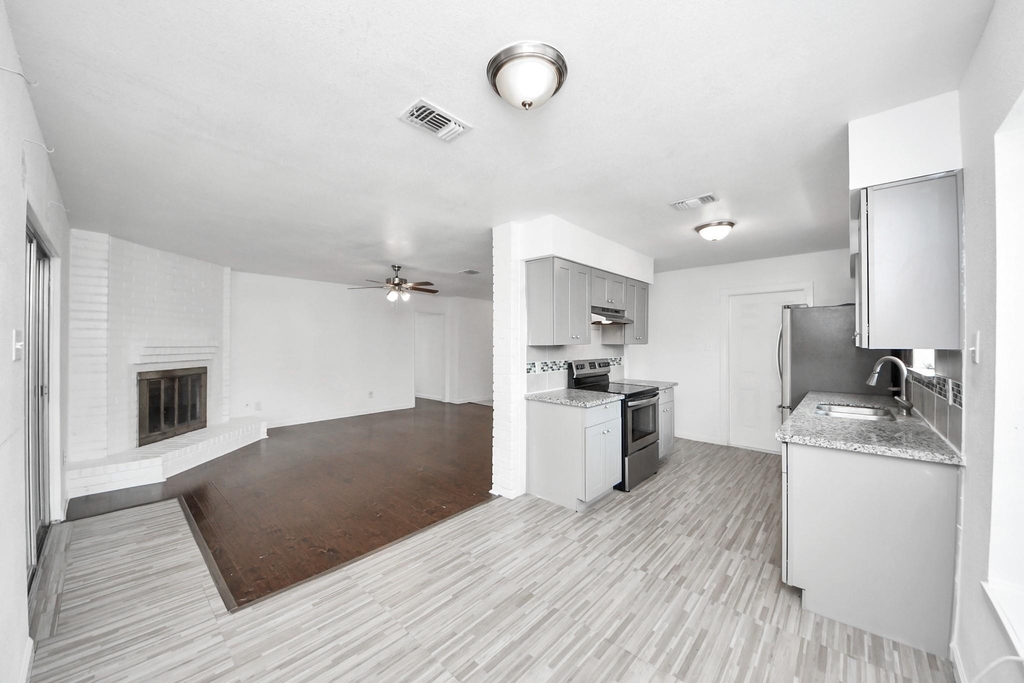 7410 La Place Drive - Photo 11
