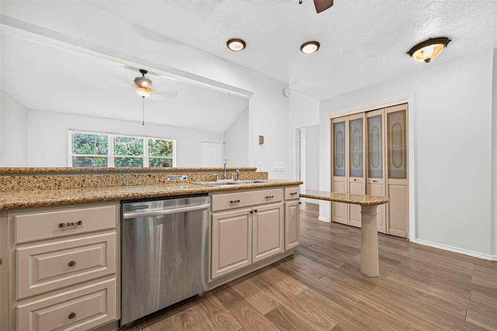 1002 Kenforest Drive - Photo 6