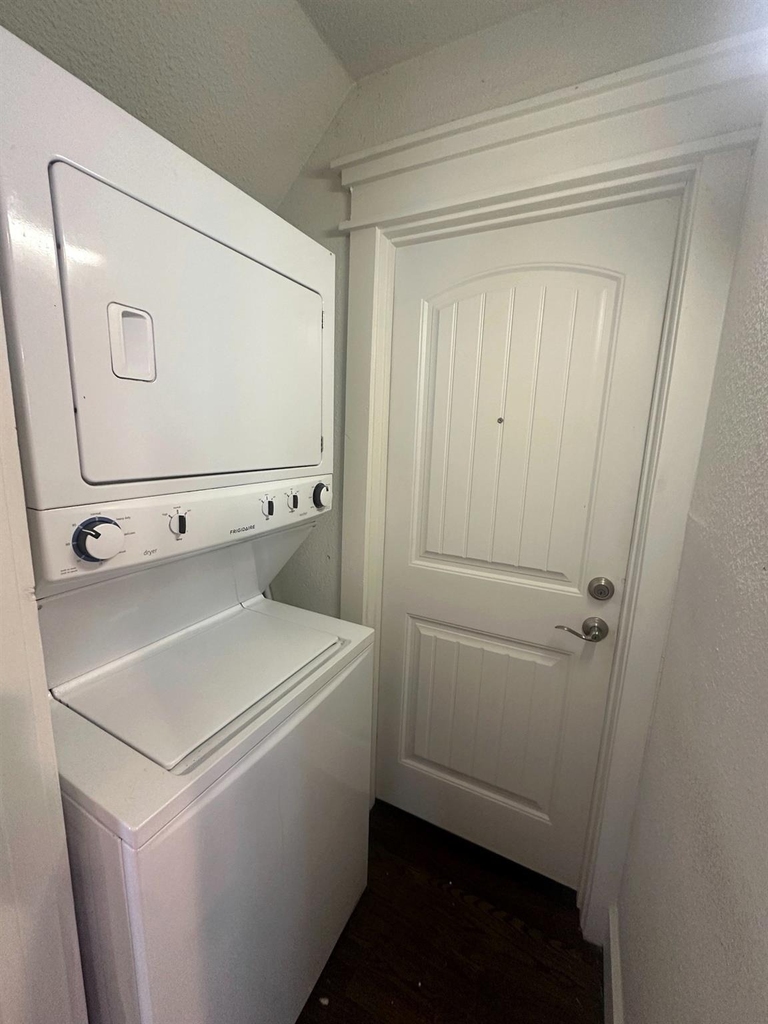 626 W 10th Street - Photo 5