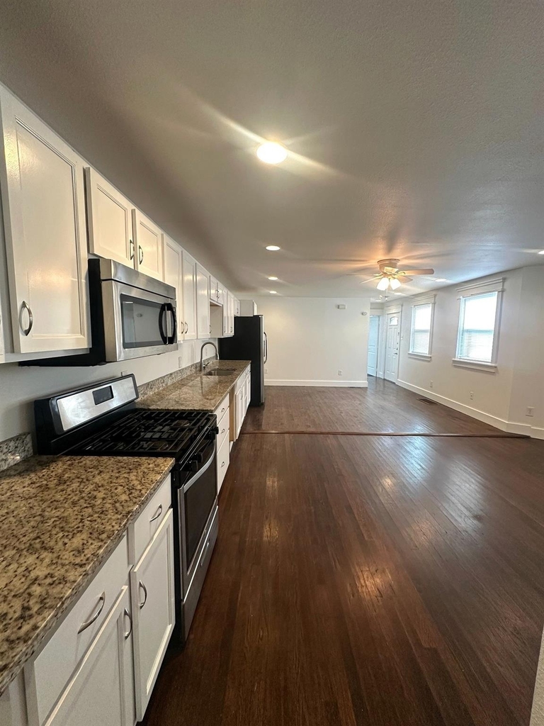 626 W 10th Street - Photo 6