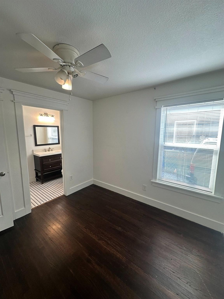 626 W 10th Street - Photo 2