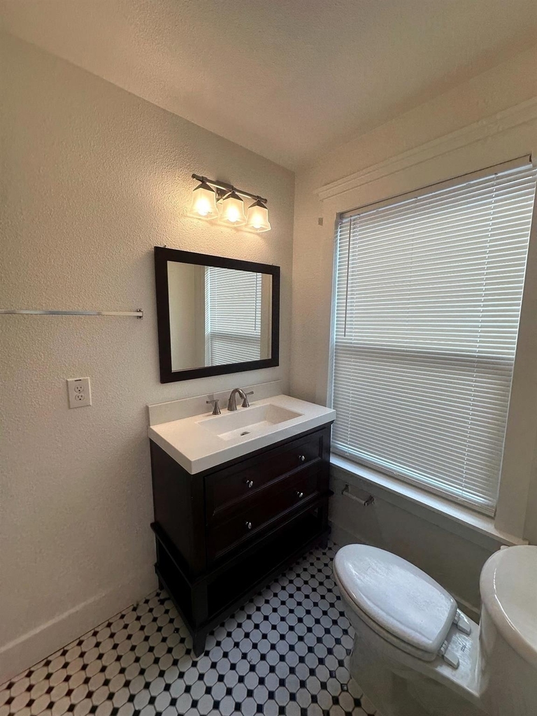 626 W 10th Street - Photo 3