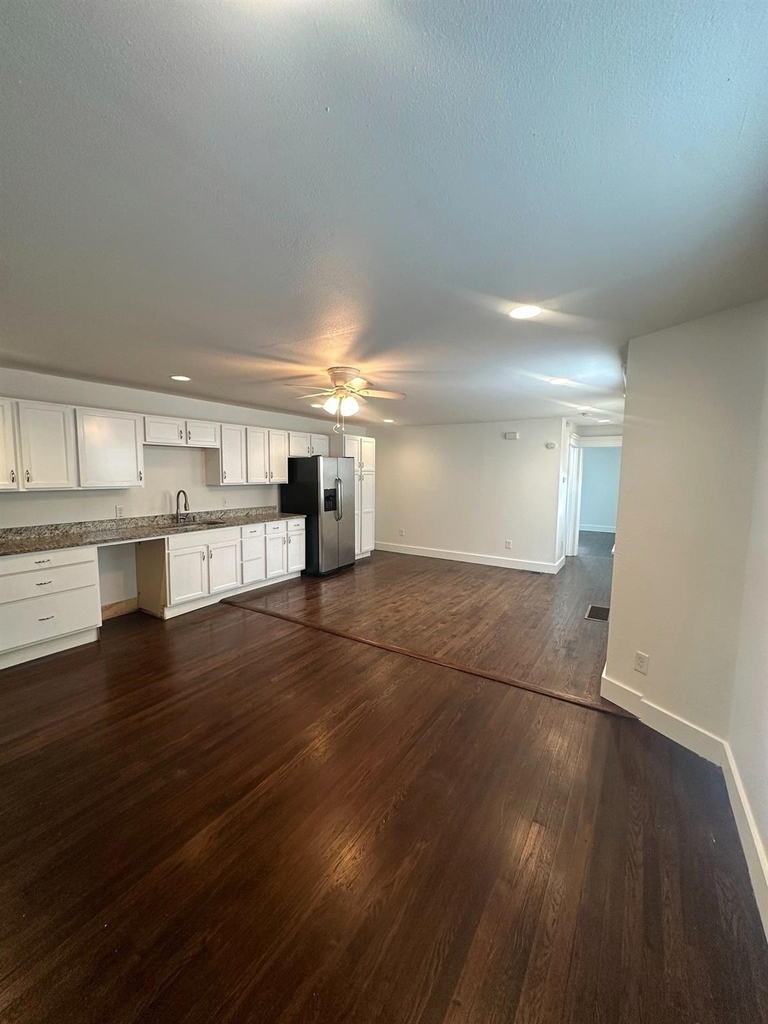 626 W 10th Street - Photo 8