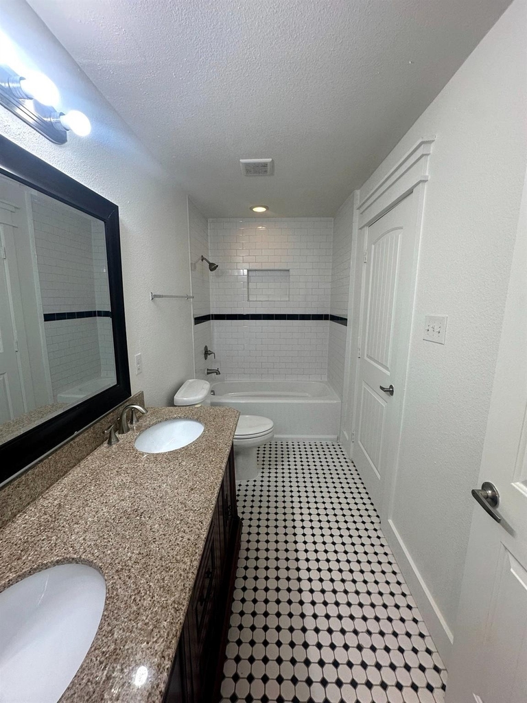 626 W 10th Street - Photo 10