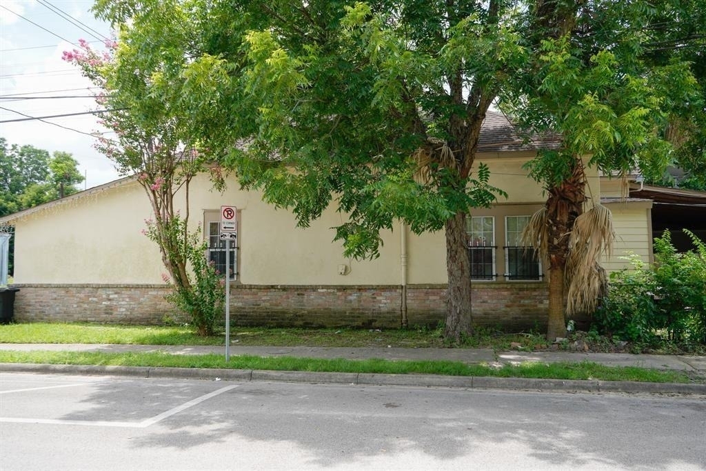 1614 Ryon Street - Photo 0