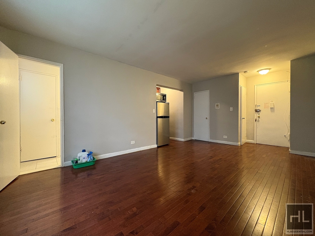 East 58 Street - Photo 1
