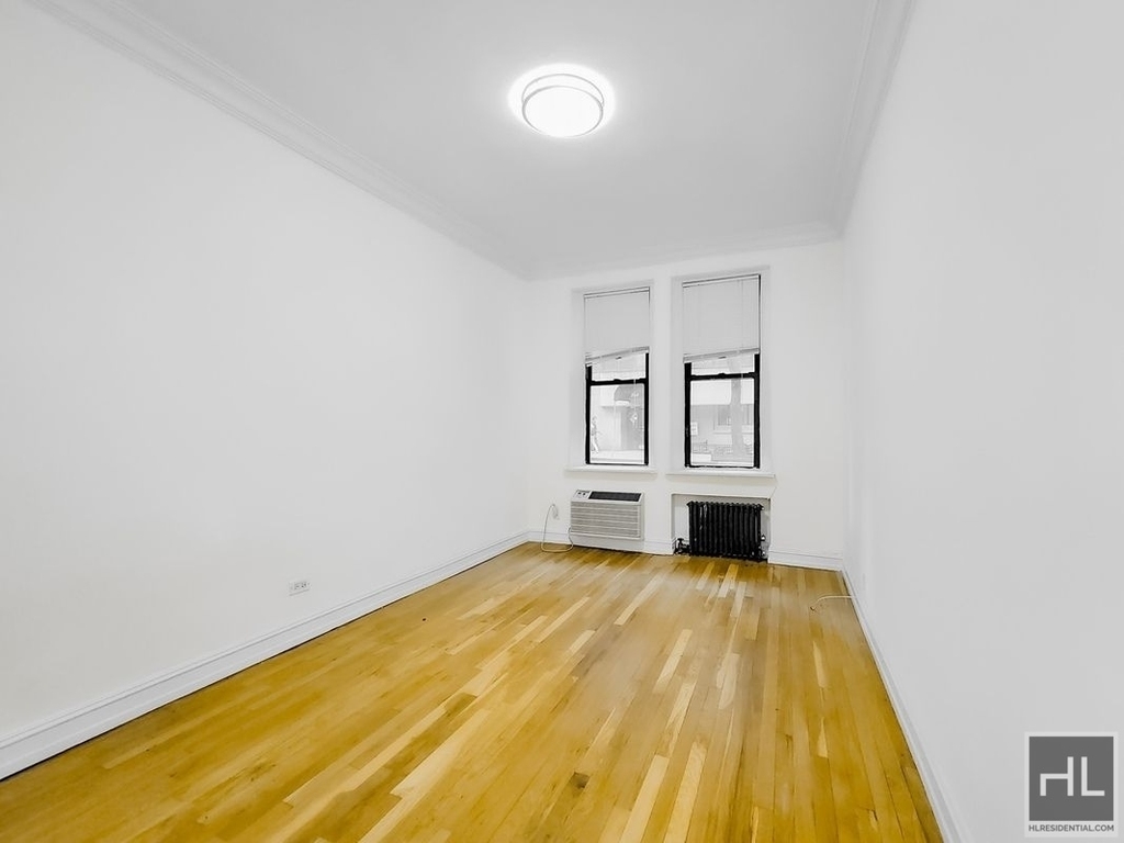 East 46 Street - Photo 0