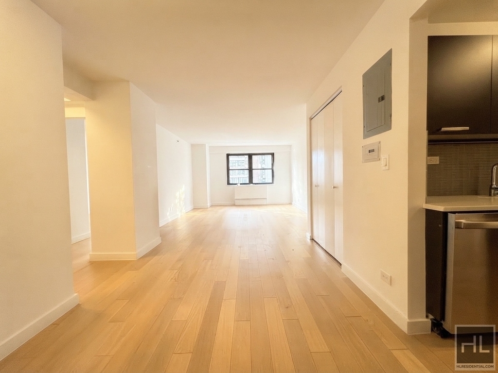 East 39th Street - Photo 0