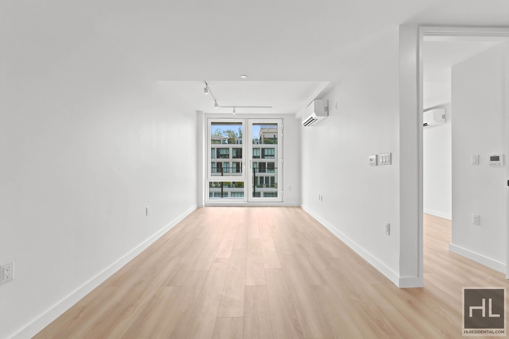 Fourth Avenue - Photo 0