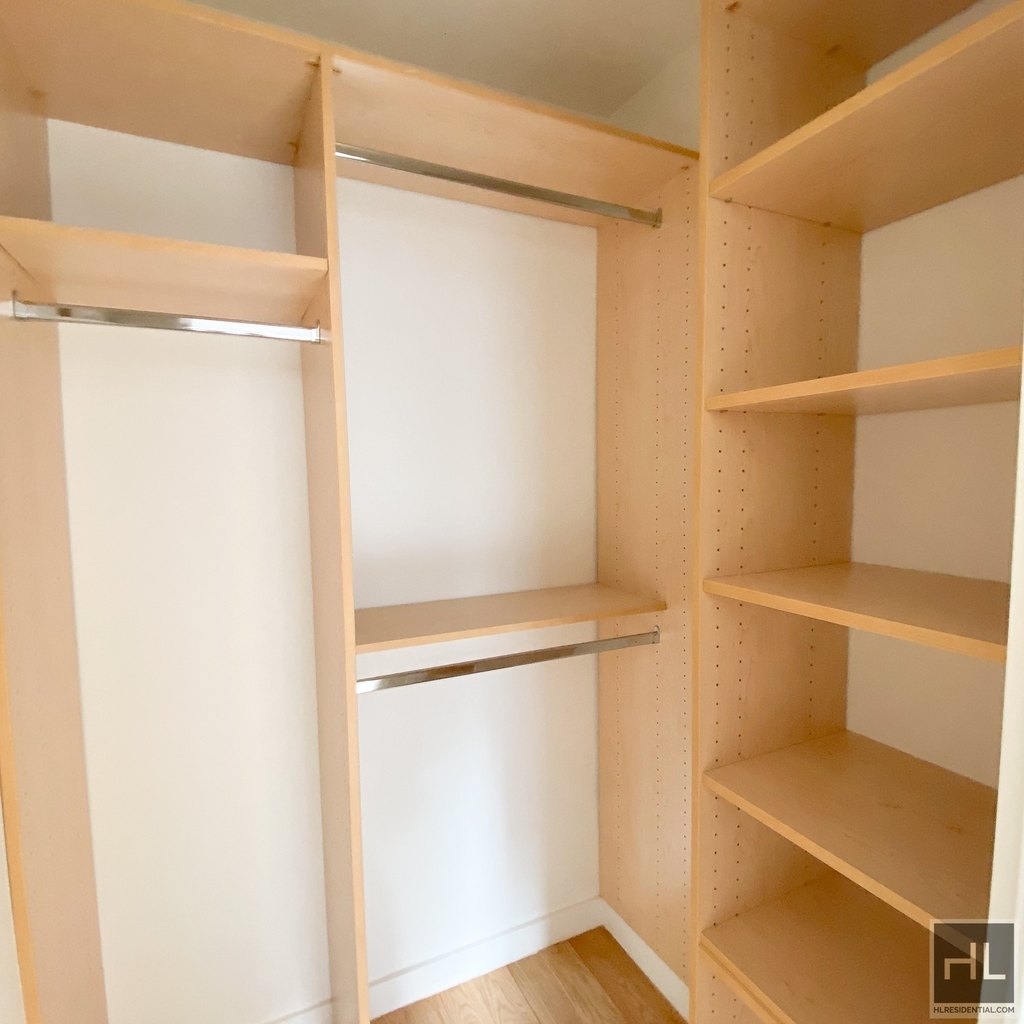 East 49 Street - Photo 1