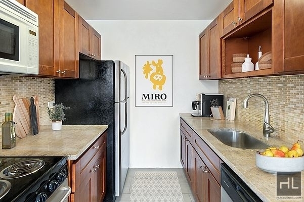 West 34th Street - Photo 2