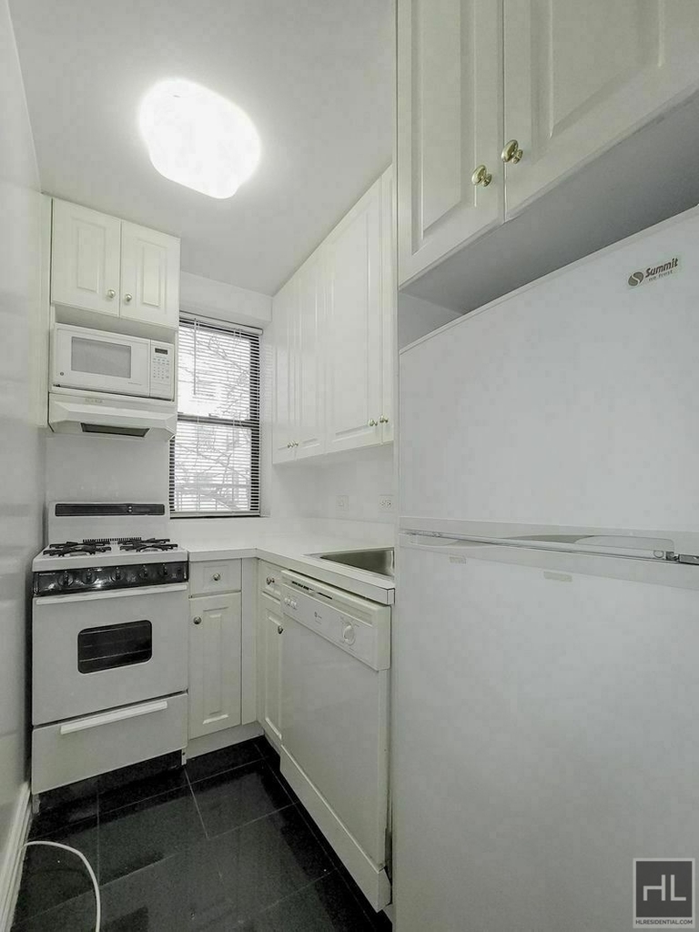 East 46 Street - Photo 2