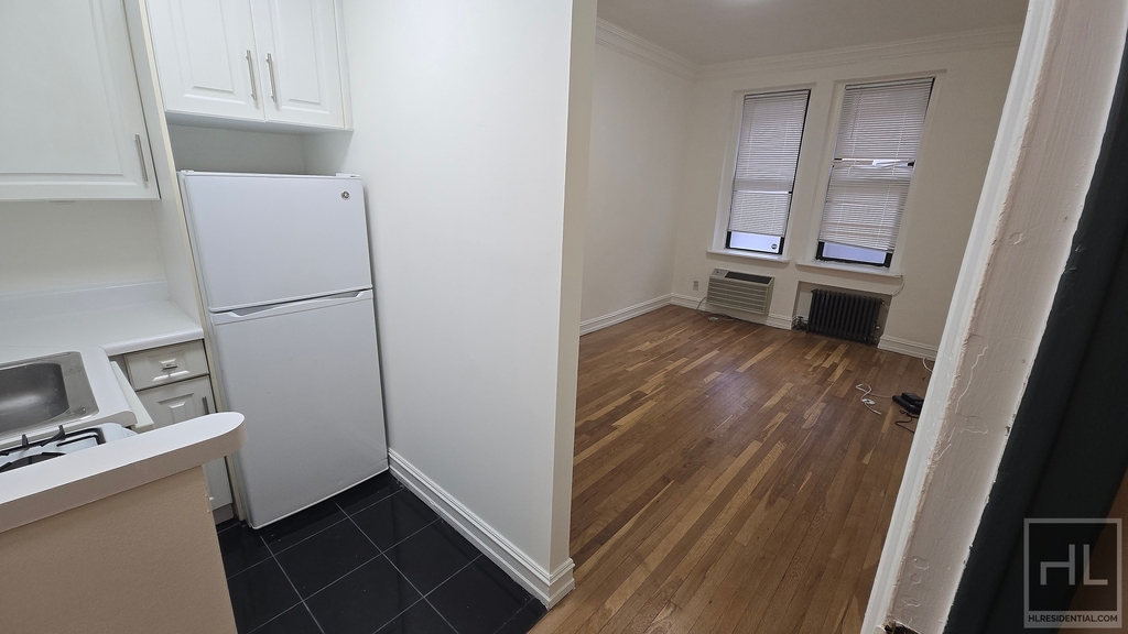 East 46 Street - Photo 0