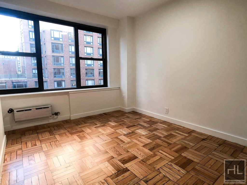 Fourth Avenue - Photo 2