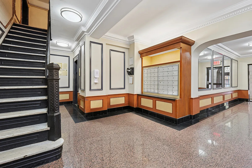 201 West 11th Street - Photo 9