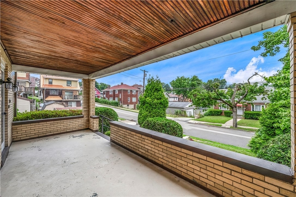 616 Rossmore Ave - Photo 2