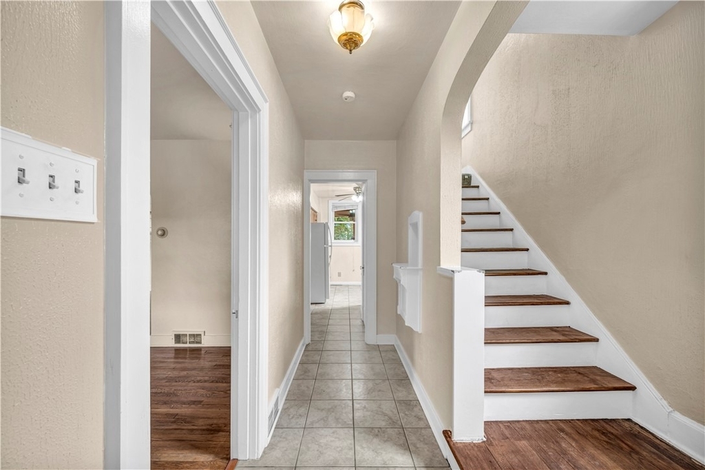 616 Rossmore Ave - Photo 4