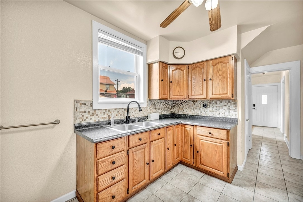 616 Rossmore Ave - Photo 10