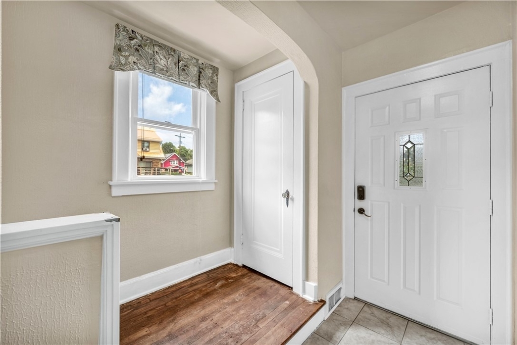 616 Rossmore Ave - Photo 3