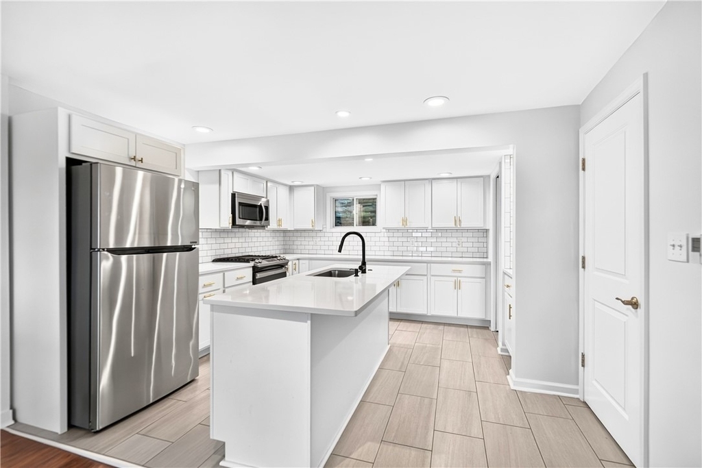 204 E Jefferson St - Photo 2