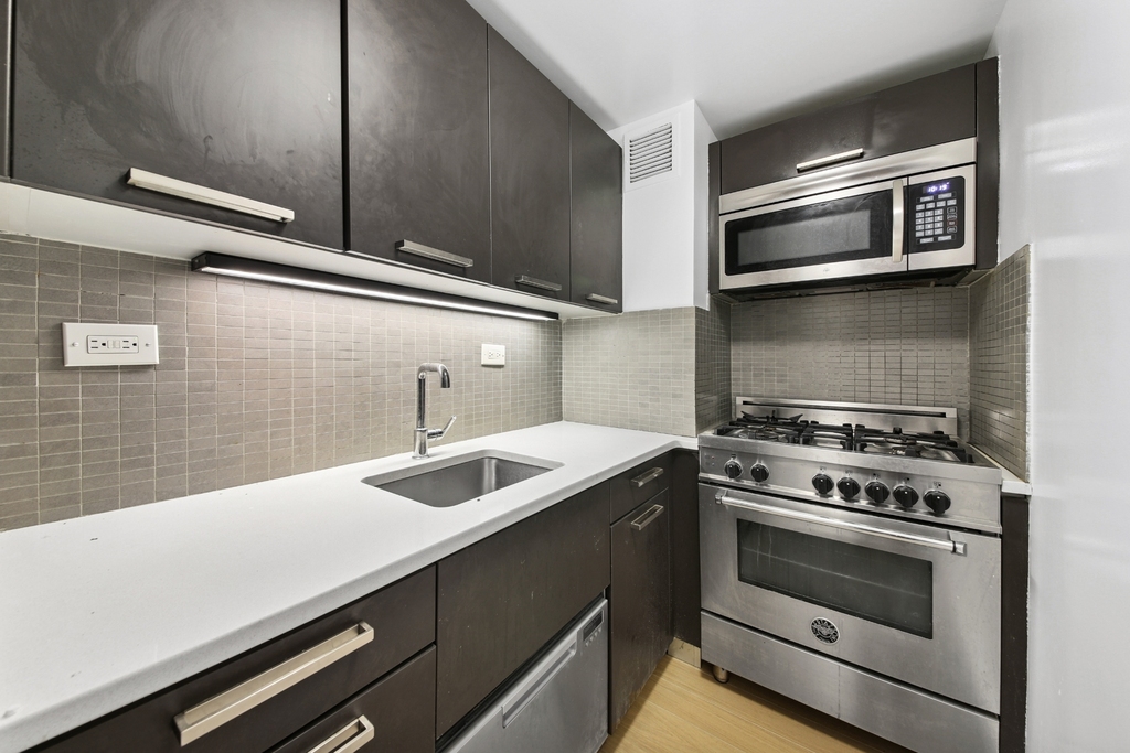 East 39th Street - Photo 0