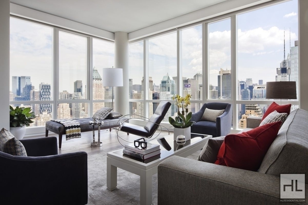 West 42nd Street - Photo 1