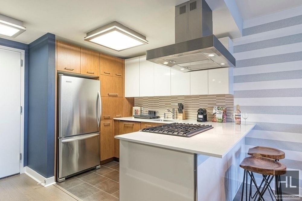 West 42nd Street - Photo 3