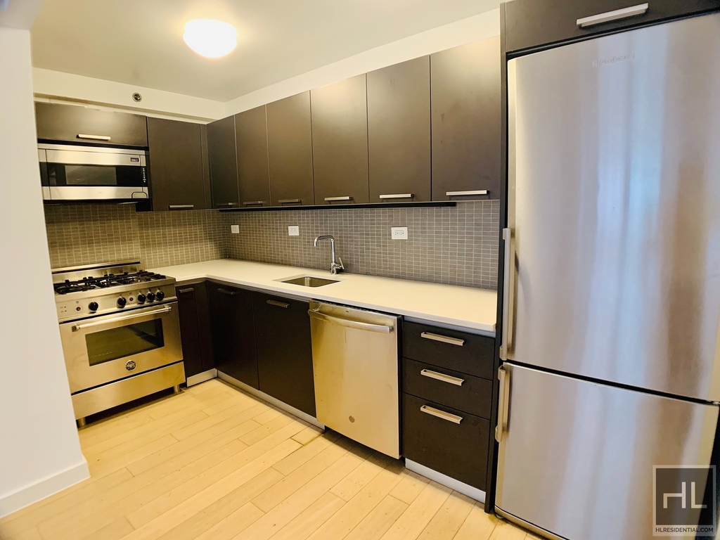 East 39th Street - Photo 0