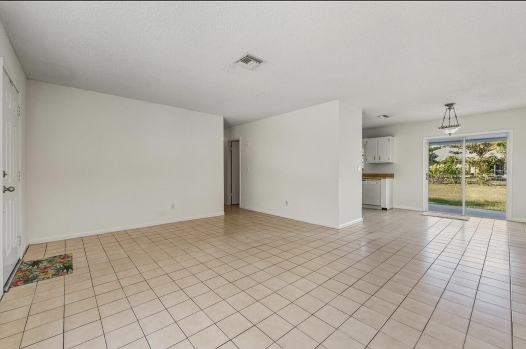 307 Se Husted Terrace - Photo 1