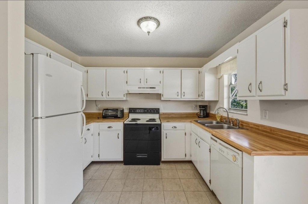 307 Se Husted Terrace - Photo 4