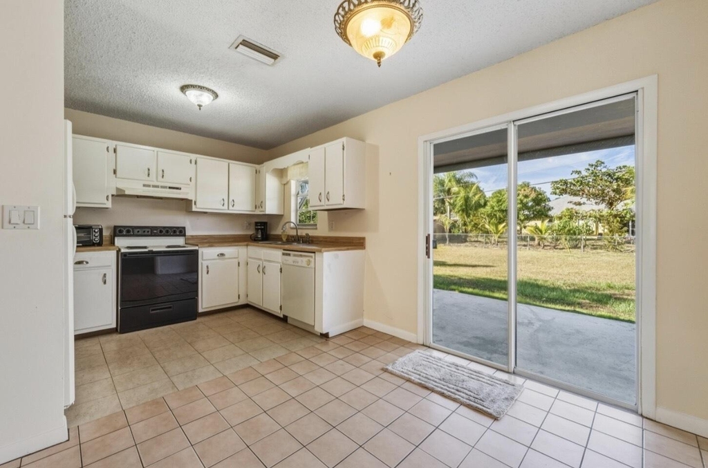 307 Se Husted Terrace - Photo 3
