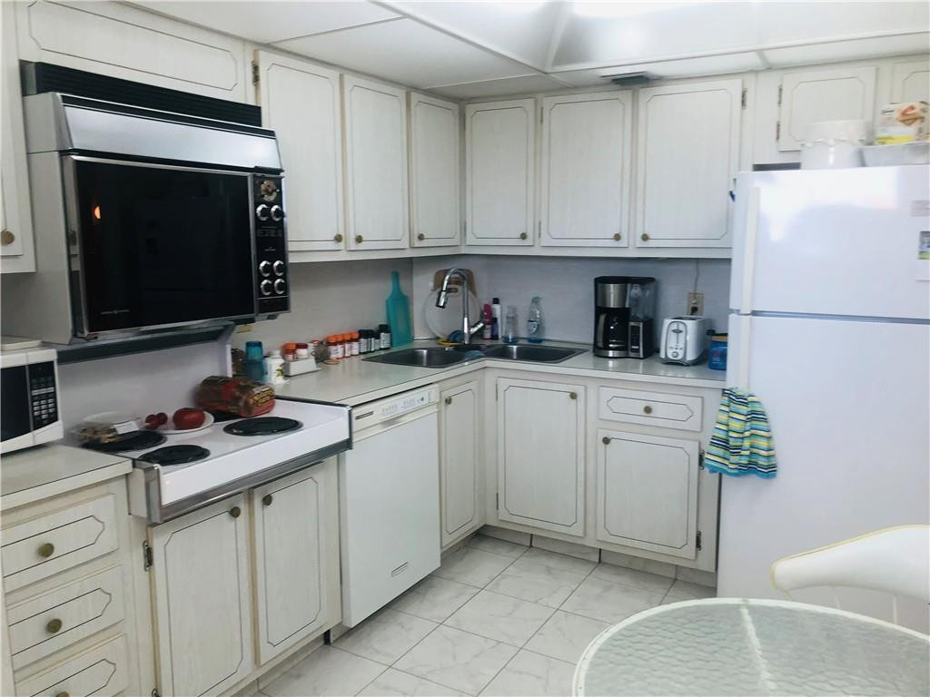 1523 E Hillsboro Boulevard - Photo 71