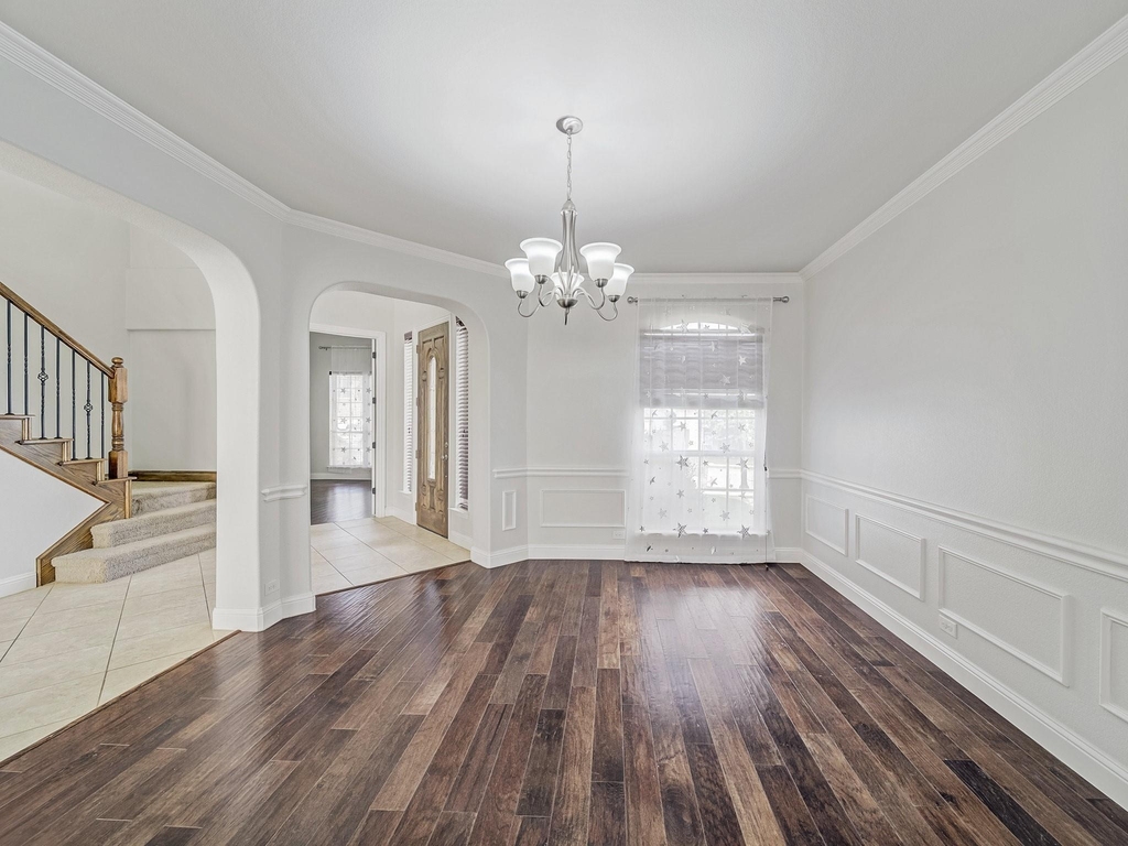 419 Aylesbury Drive - Photo 3