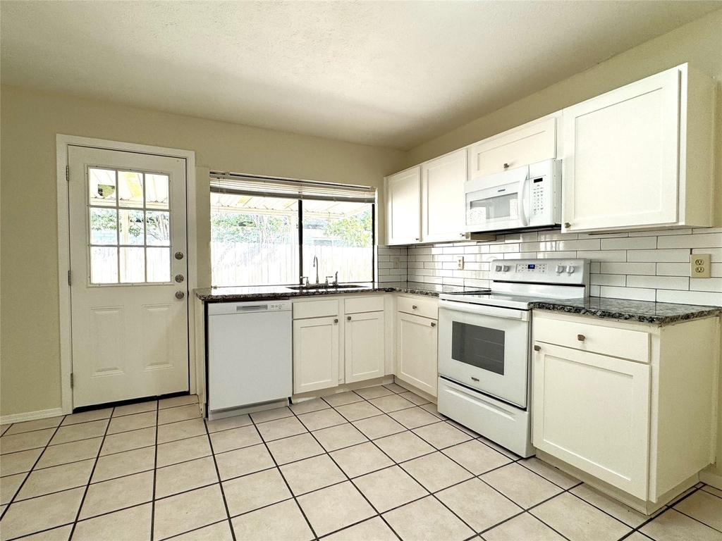 2525 Norway Drive - Photo 7