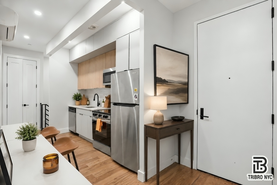 92 Manhattan Avenue - Photo 0