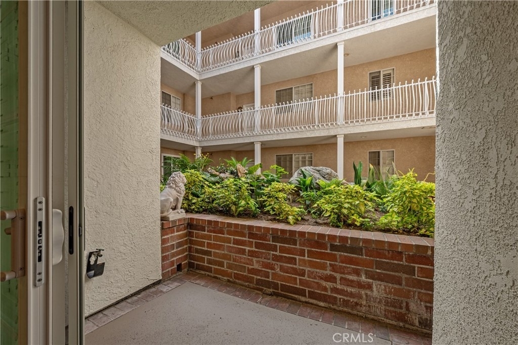 10668 Eastborne Avenue - Photo 7