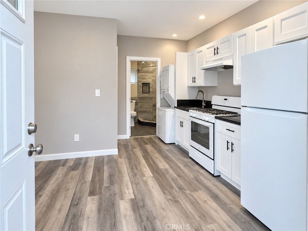 6463 Woodlake Avenue - Photo 2