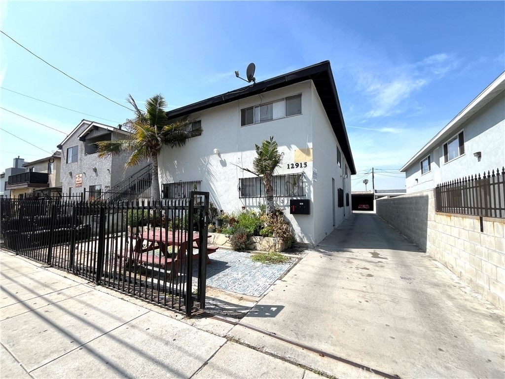 12915 Doty Avenue - Photo 0