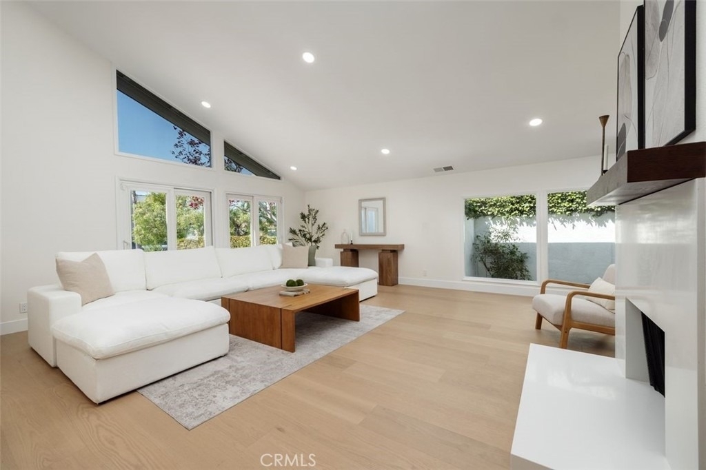 3834 Mistral - Photo 3